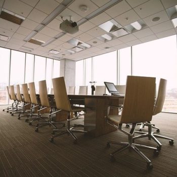 bureau professionnel avec chaise et bureaux baie vitrée marseille