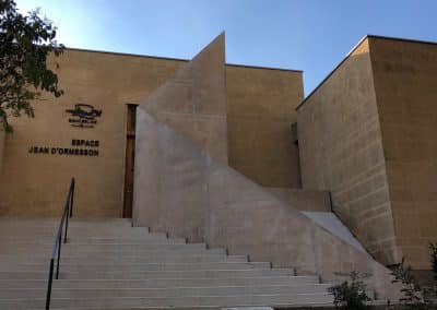 Construction d&rsquo;un parvis avec emmarchement et mur « signal » en finition